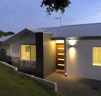Three Bedroom Two Bathroom Family Home - Accommodation Main Beach