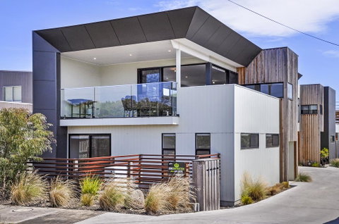 Thunder Point - Accommodation Main Beach 1