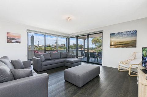 Thunder Point - Accommodation Main Beach 0