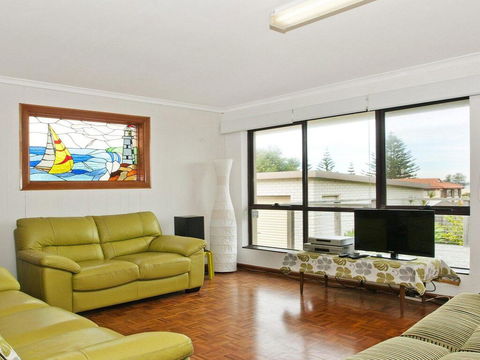 Time To Unwind - Old Style Charm - Accommodation Main Beach 3