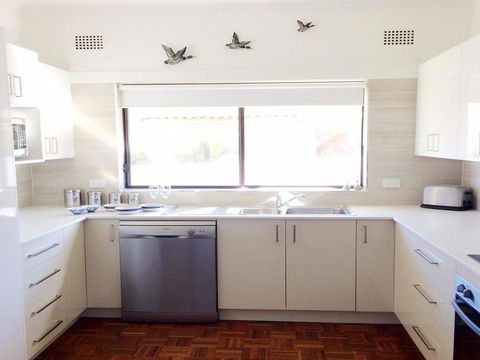 Time To Unwind - Old Style Charm - Accommodation Main Beach 1