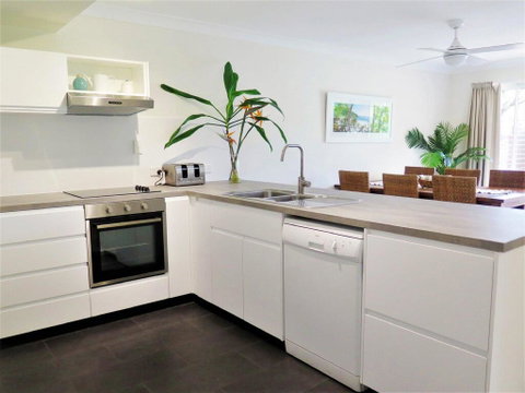 Tradewinds 3 - Accommodation Main Beach 1