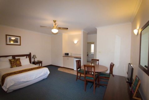 Tree Top Walk Motel - Accommodation Main Beach 3
