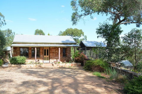 Trestrail Cottage B & B - Accommodation Main Beach 0