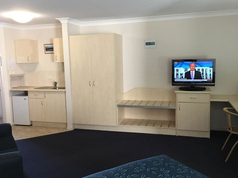 Tuckerbox Motor Inn - Accommodation Main Beach 2