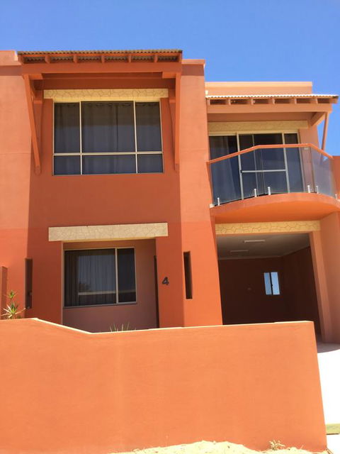Tuscany Townhouse 3-4 - Accommodation Main Beach 0