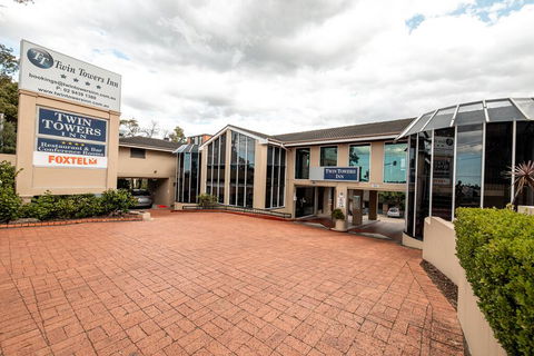 Twin Towers Inn - Accommodation Main Beach 3