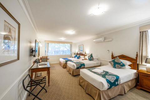 Twin Towers Inn - Accommodation Main Beach 1