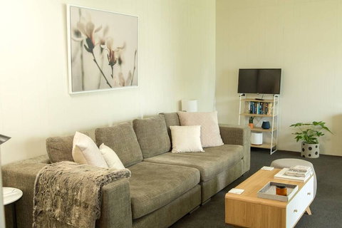 Two Bedroom Gem, Short Drive To MONA - Accommodation Main Beach 0