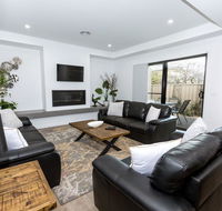 TWO TEN Sleeps 10 Luxury CBD Accommodation - Accommodation Main Beach