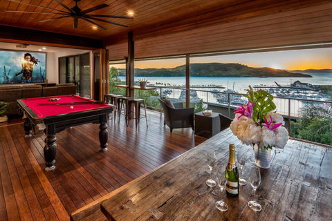 Uisce Luxury Holiday House With Jacuzzi Pool Table Cinema Premium Foxtel And Two Buggies - Accommodation Main Beach 2