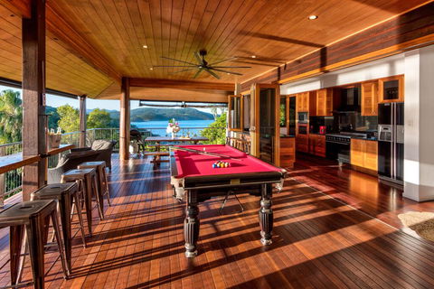 Uisce Luxury Holiday House With Jacuzzi Pool Table Cinema Premium Foxtel And Two Buggies - Accommodation Main Beach 3