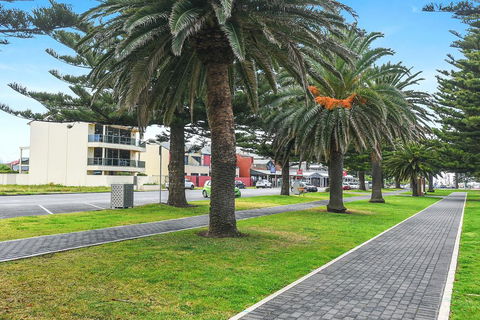 Ultimate Esplanade - 3 Storey Experience - WiFi - Accommodation Main Beach 2