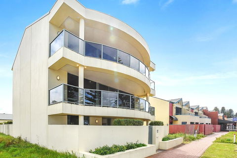 Ultimate Esplanade - 3 Storey Experience - WiFi - Accommodation Main Beach 3