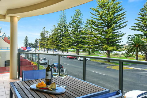 Ultimate Esplanade - 3 Storey Experience - WiFi - Accommodation Main Beach 1