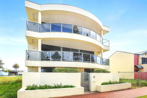 Ultimate Esplanade - 3 Storey Experience - WiFi - Accommodation Main Beach 0