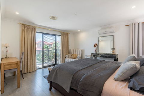 ULTRA SPACIOUS STYLISH HOME IN PRESTONS - SYDNEY - Accommodation Main Beach 2