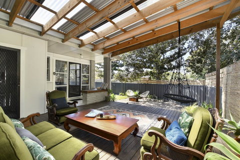 UMINA BEACH KOKOMO- Walk To The Beach, FAMILY And PET FRIENDLY Set Of 3 Vintage Original Holiday Flats & Vintage Caravan And Bat - Accommodation Main Beach 2