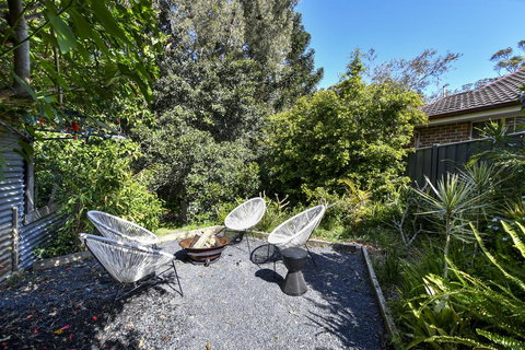 UMINA BEACH KOKOMO- Walk To The Beach, FAMILY And PET FRIENDLY Set Of 3 Vintage Original Holiday Flats & Vintage Caravan And Bat - Accommodation Main Beach 3