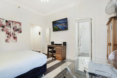 Unbeatably Located Art Deco Surry Hills Studio - Accommodation Main Beach 3