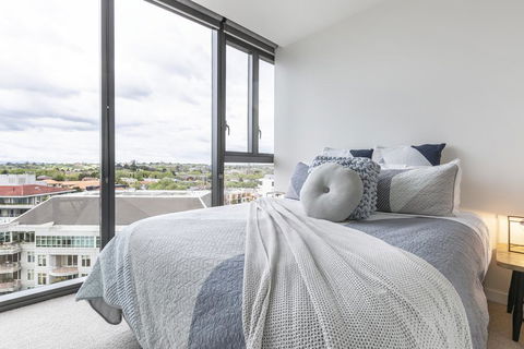 Unbridled City & River Views - Accommodation Main Beach 0