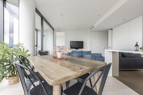 Unbridled City & River Views - Accommodation Main Beach 2