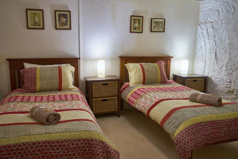 Underground Bed & Breakfast - Accommodation Main Beach 3