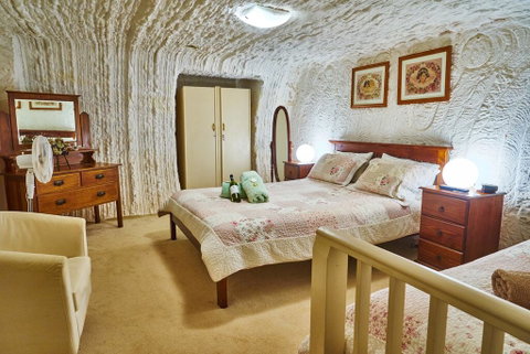 Underground Bed & Breakfast - Accommodation Main Beach 2
