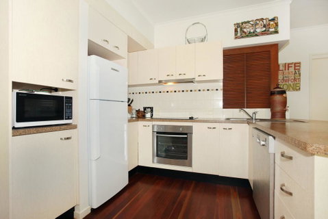 Unit 1 On The Park, Frank Street Coolum Beach: WIFI, 400 Bond, LINEN INCLUDED - Accommodation Main Beach 3