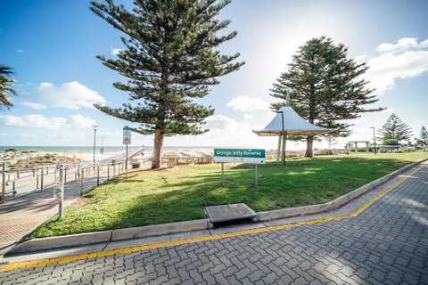 Urban Beach Shack-Metres From The Beach & Cafes - Accommodation Main Beach 3