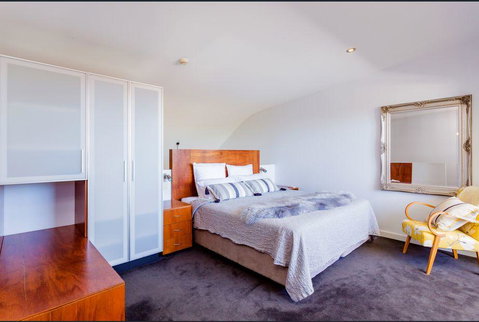 Urban Paradise Minutes From The Markets - Accommodation Main Beach 0