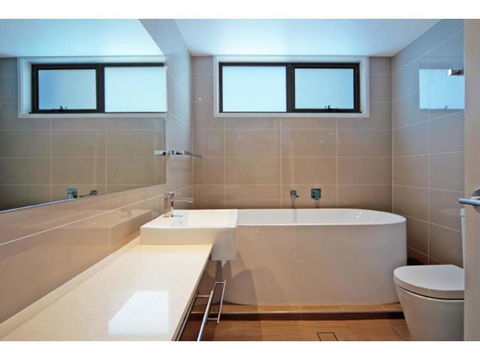 Utopia Apartment - Accommodation Main Beach 2
