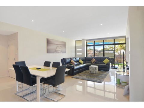 Utopia Apartment - Accommodation Main Beach 1