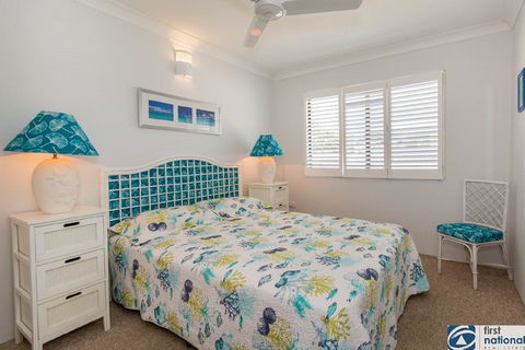 VIEWS VIEWS VIEWS! Front Top Floor Waterfront Unit - Chnook Apartments South Esp, Bongaree - Accommodation Main Beach 2
