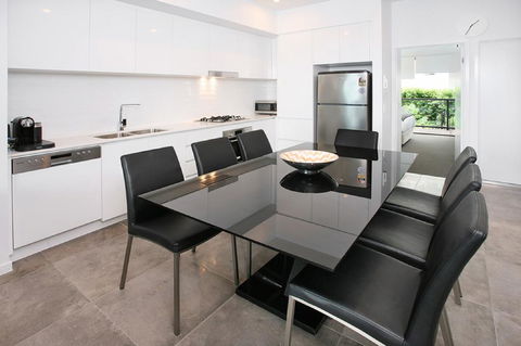 Views From Red Hill - Modern And Spacious Split-Level Executive 3BR Red Hill Apartment Close To CBD - Accommodation Main Beach 1