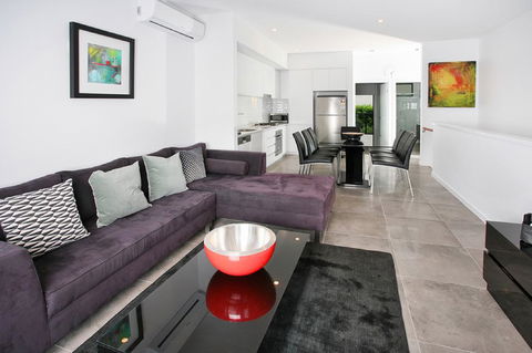 Views From Red Hill - Modern And Spacious Split-Level Executive 3BR Red Hill Apartment Close To CBD - Accommodation Main Beach 0