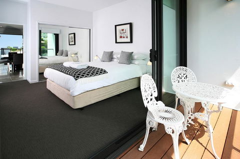 Views From Red Hill - Modern And Spacious Split-Level Executive 3BR Red Hill Apartment Close To CBD - Accommodation Main Beach 3