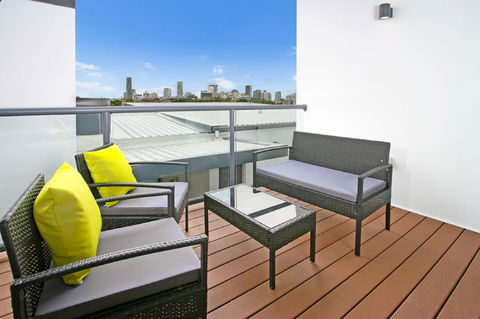 Views From Red Hill - Modern And Spacious Split-Level Executive 3BR Red Hill Apartment Close To CBD - Accommodation Main Beach 2