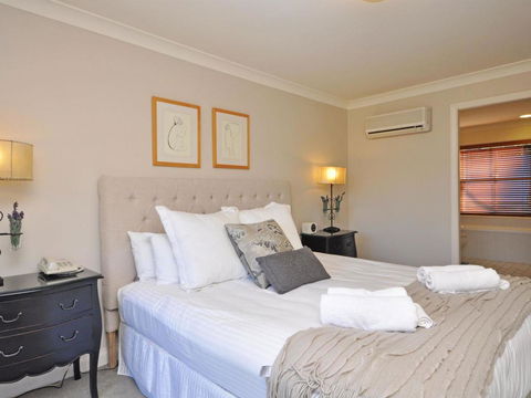 Villa 3br Beaujolais Luxe + Style Resort Condo Located Within Cypress Lakes Resort (nothing Is More Central) - Accommodation Main Beach 3