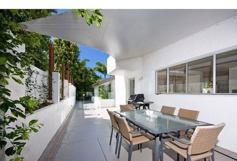 Villa Bianco - Accommodation Main Beach 1