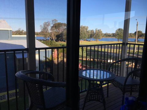 Villa By The Lake - Accommodation Main Beach 2