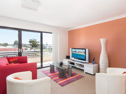 Villa Capri 3, Just A Hop, Skip And Jump To Bowling Club - Accommodation Main Beach 0