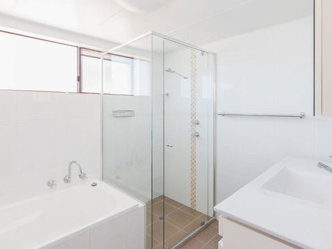 Villa Capri 3, Just A Hop, Skip And Jump To Bowling Club - Accommodation Main Beach 1
