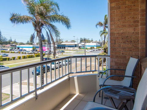 Villa Capri 3, Just A Hop, Skip And Jump To Bowling Club - Accommodation Main Beach 3