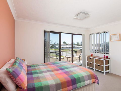Villa Capri 3, Just A Hop, Skip And Jump To Bowling Club - Accommodation Main Beach 2