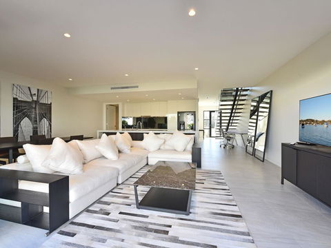 Villa Capri Waterside At Trinity Point - Accommodation Main Beach 1