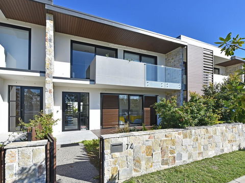 Villa Capri Waterside At Trinity Point - Accommodation Main Beach 0