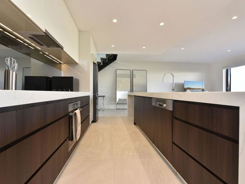 Villa Capri Waterside At Trinity Point - Accommodation Main Beach 2