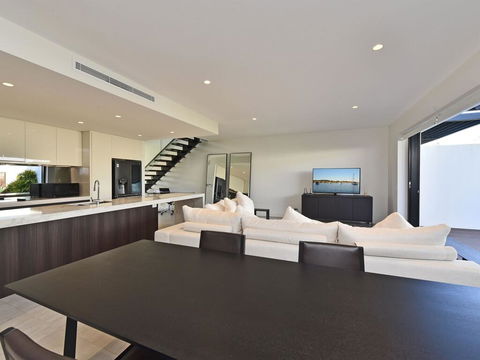 Villa Capri Waterside At Trinity Point - Accommodation Main Beach 3