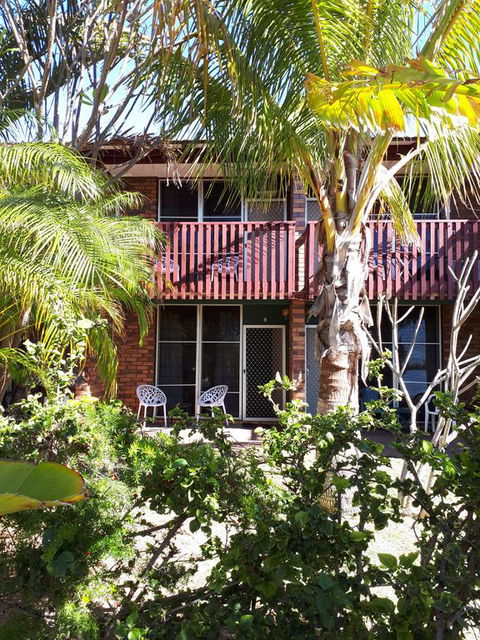 Villa Eight - Accommodation Main Beach 1